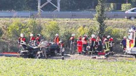 Schwer verletzt aus den Trümmern ihres Wagens rettete die Feuerwehr gestern bei Meitingen eine Autofahrerin. 