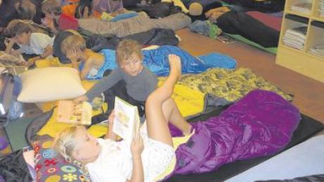 Bei der Lesenacht machten es sich die Kinder in den Schlafsäcken gemütlich und mit Taschenlampe konnten noch einige Seiten gelesen werden.  