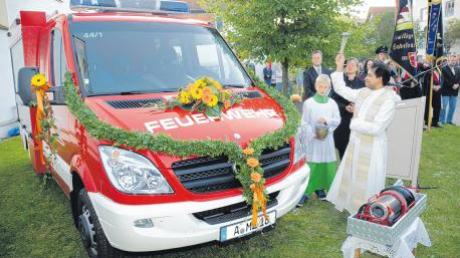In Gabelbachergreut wurde das neue Fahrzeug (TSF-K) für die Feuerwehr gesegnet. Das Bild zeigt (von links) Bürgermeister Albert Lettinger, Pfarrerin Silvia Strauch und Pater Saji. 