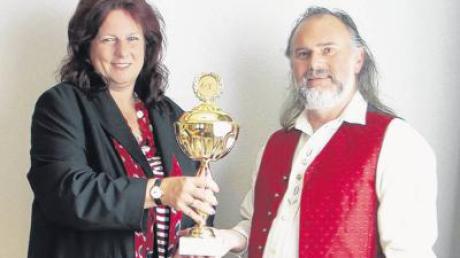 Um diesen Pokal, den Bürgermeisterin Claudia Schuster (links) gestiftet hat, geht es beim Wettstreit der Kapellen in Gessertshausen. Thomas Stuhler bedankt sich als Organisator für die Trophäe. 