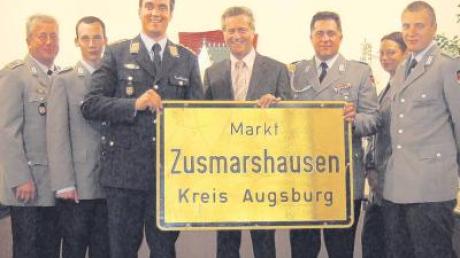 „Aus lockeren Wirtshaus- gesprächen drüben im Schwarzbräustüble sind erste Freundschaften mit den Soldaten aus der damaligen Kaserne in Günzburg entstanden.“Bürgermeister Albert Lettinger