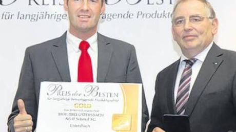 DLG-Vizepräsident Prof. Dr. Achim Stiebing (rechts) überreicht an Braumeister Wolfgang Prestele von der Brauerei Ustersbacher den „Preis der Besten“ in Gold. 