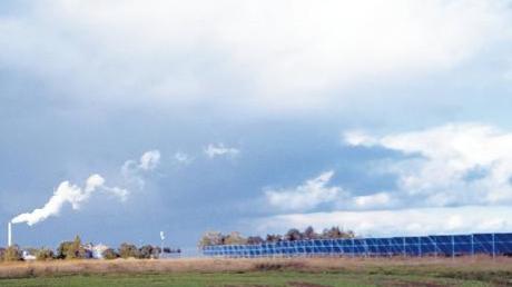 Die Photovoltaik-Anlage Höflefeld Achsheim bei Langweid ist schon fast fertig, die zweite Anlage am Eichelfeld soll ebenfalls noch in diesem Jahr ans Netz gehen.  