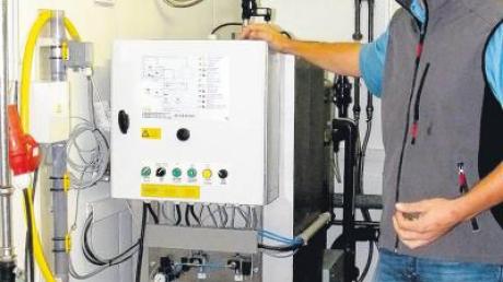 Stolz ist Peter Beducker auf die ausgeklügelte Technik bei der Wasseraufbereitung seiner Waschanlage in der Tankstelle in Stettenhofen. 