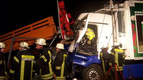 Ein Sattelschlepper fuhr an einer Nachtbaustelle auf der A8 auf ein Sicherungsfahrzeug auf. Der Lkw-Fahrer wurde eingeklemmt und schwer verletzt.  