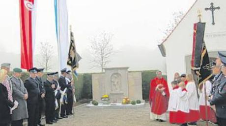 Bei der Segnung des Kriegerdenkmals und der Fahnen in Kutzenhausen waren Bürgermeisterin Silvia Kugelmann, die Mitglieder der Soldatenkameradschaft und Pater Xavier mit den Ministranten und die Freiwillige Feuerwehr dabei.  