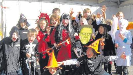 Sind wir nicht furchterregend? 20 Kinder feierten in wilden Kostümen eine schaurige Halloweenparty im Neusässer Jugendkulturhaus Stereoton.  