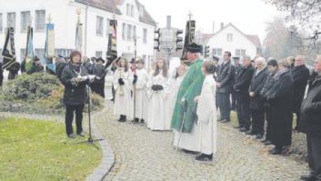 Auch in Adelsried wurde am Volkstrauertag mit einer kleinen Feierstunde am Ehrenmal der Gemeinde der Opfer der beiden Weltkriege gedacht.  