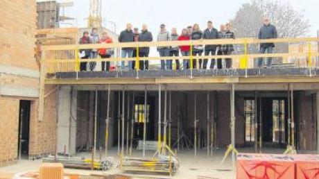 Der Rohbau für das Mehrgenerationenhaus in Nordendorf ist schon weit fortgeschritten. Das Bild zeigt den Blick aus dem Bürgersaal Richtung Foyer. Die Gemeinderatsmitglieder stehen auf dem künftigen Technikbalkon. 