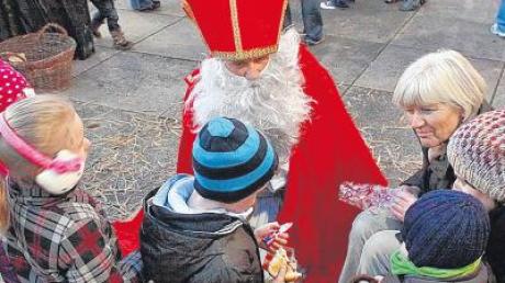 Der Nikolaus kümmert sich liebevoll um die Kinder auf dem Christkindlesmarkt in Stadtbergen. Das nostalgische Flair lockte viele Besucher an.