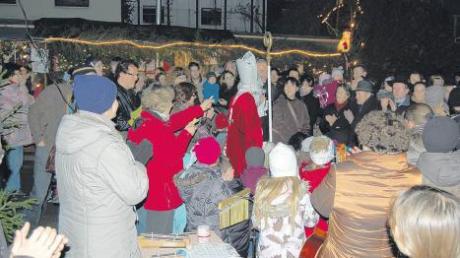 Erst wenn auch der Nikolaus eingetroffen ist, wird der Anhauser Adventsmarkt von Pfarrer Manfred Gromer und Bürgermeister Otto Völk eröffnet. 