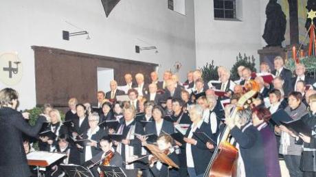 Der Auftritt des Gemeinschaftschores mit allen Akteuren war der Höhepunkt des Meitinger Adventskonzerts in der Pfarrkirche St. Wolfgang.  