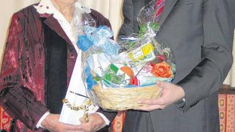 Meitingens Bürgermeister Michael Higl gratulierte Angela Klinger aus Herbertshofen zum 90. Geburtstag.  