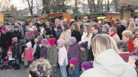 Zahlreiche Besucher kamen auch heuer wieder zum Weihnachtsbasar in Stettenhofen. Der Erlös kommt der Ugandahilfe zugute. 