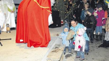 Großer Respekt vor dem Nikolaus: Die Zwillinge Anna und Lukas Fech nahmen mit ihrer Mama ihr Päckchen entgegen.  