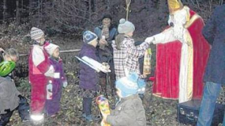 Bei der Waldweihnacht der Aystetter Schützen gab es für die Kinder Geschenke vom Nikolaus.  