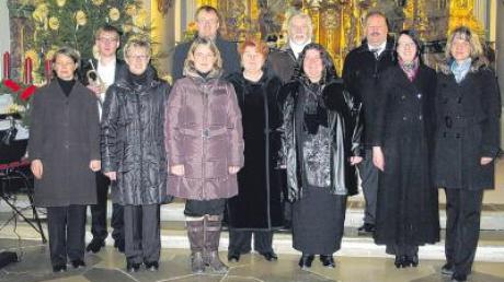 Die Gesangsklasse von Sieglinde Damisch-Kunsterer (Bildmitte) erfreute die Zuhörer in der Kirche vom Kloster Holzen.  
