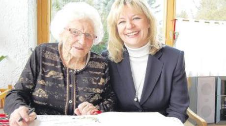 Ins Goldene Buch der Gemeinde Kutzenhausen trug sich Luise Freudenstein anlässlich ihres 100. Geburtstags ein. Bürgermeisterin Silvia Kugelmann überbrachte die Glückwünsche der Gemeinde. 