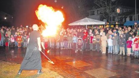 Auch in diesem Jahr bereichert eine Feuershow das abendliche Programm der Veranstaltung „Nacht der 1000 Fackeln“ wie hier vor zwei Jahren. Heuer kommen Ordo und Die Geschwärzten.  