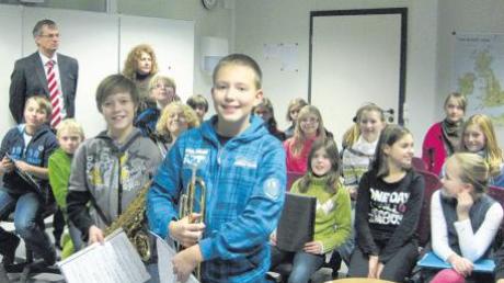 Zusammen mit dem Chor bringen Jonas Blumenreiter mit seinem Saxofon und sein Zwillingsbruder Max die Besucher im Diedorfer Gymnasium in Weihnachtsstimmung. 