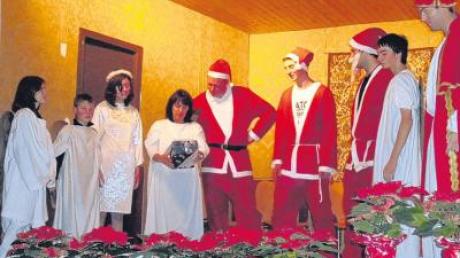 Mit dem lustigen Theaterstück „Weihnachten im Himmel“ erfreuten die Schützenmitglieder die Senioren ab 60 beim Emersackerer Gemeindenachmittag. 