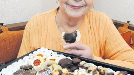 Paula Ufholz aus Adelsried (81) und ein Teil ihrer Plätzchen. Drei Sorten stammen aus dem Zuckerguss-Magazin. 
