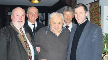Gratulation zum 100. Geburtstag (von links): Dinkelscherbens Bürgermeister Peter Baumeister, Pfarrer May, Jubilar Albert Pfänder, Klaus-Peter Hafner und Pfarrer Gugler. 