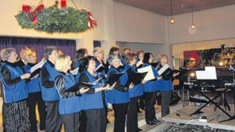 Die Chorgemeinschaft Dinkelscherben mit ihrem Chorleiter Marco A. Schick begeisterte die Besucher mit Adventsmusik und Volksweisen.  