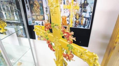 In der Ausstellung sakraler Gegenstände im Archäologischen Heimatmuseum Gablingen ist auch dieses farbenfroh bemalte Standkreuz aus Eisen zu sehen. 