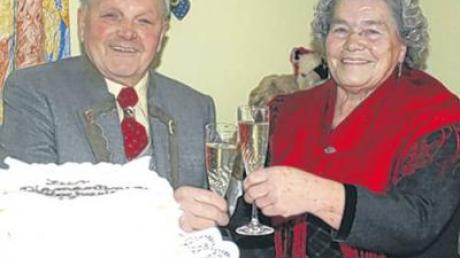 Auf ihre Hochzeit vor 60 Jahren stoßen Paul und Maria Vollmann an.  