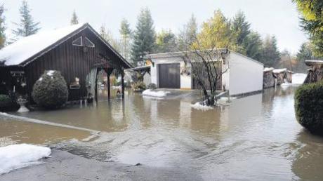 Im Dezember 2010 hieß es in Fischach selbst bei einem Hochwasser an der Schmutter Land unter. Maßnahmen in den Stauden sollen das nun verhindern – auch am Unterlauf des Flusses. 