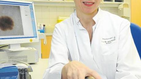 Julia Welzel an ihrem Arbeitsplatz im Klinikum Haunstetten. Mit ihrer Familie wohnt die Chefärztin der Dermatologie in Westheim.  