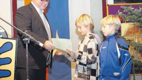 Bürgermeister Michael Müller überreichte eine Urkunde für besondere sportliche Leistungen an Markus Klinger (Mitte) und Elias Kuchenbaur (rechts).