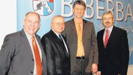 Die Biberbacher Bürgermeister freuen sich mit Gastredner Rainer Bonhorst (Zweiter von links) über einen gelungenen Neujahrsempfang 2012: (von links) Gerhard Guffler, Wolfgang Jarasch und Wolfgang Bertele.  