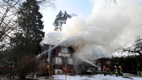 In einem Wohnhaus im Holzhauser Taubenweg brach am Donnerstag um kurz nach halb elf ein Feuer aus.
