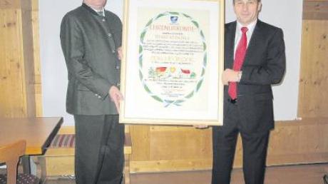 Martin Oefele (l.) wurde zum Ehrenbürger der Gemeinde Ellgau ernannt. Bürgermeister Manfred Schafnitzel überreichte ihm die Urkunde. 