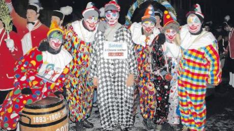 Am Sonntagabend bekamen die Clowns eine Rede gewidmet. In seiner persönlichen „Clowns-Schöpfungsgeschichte“ ehrte zweiter Bürgermeister Peter Kraus (Mitte) die sechs Sprechclowns des Schäfflertanzes. 