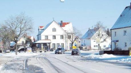 Wie die Kreuzungssituation in Biberbachs Dorfmitte verbessert werden kann, ist eines der Themen im Arbeitskreis „Verkehr“. 
