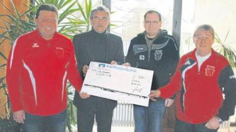 Bei der Spendenübergabe des TSV Fischach an die Stille Hilfe (von links): Wolfgang Hutterer, Peter Ziegelmeier, Uwe Bienert und Josef Repasky.  