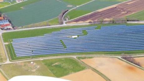 An die 30 Solarparks – wie hier in Heretsried – gibt es bereits im Landkreis. Weitere sind in Planung. 