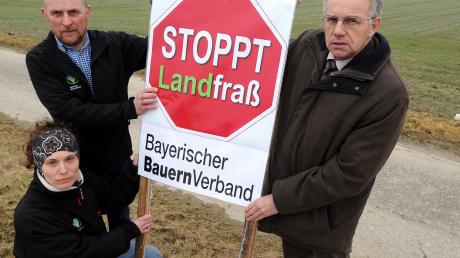 Doris Kreitner, Martin Mayr und Gerhard Ringler (von links) protestieren gegen den „Landfraß“.