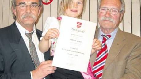 Als erste und jüngste Sportlerin nahm die knapp 6-jährige Amelie Vogg vom SC Königsbrunn die Glückwünsche von Peter Ziegelmeier (links) und die Urkunde von Martin Merkle entgegen.