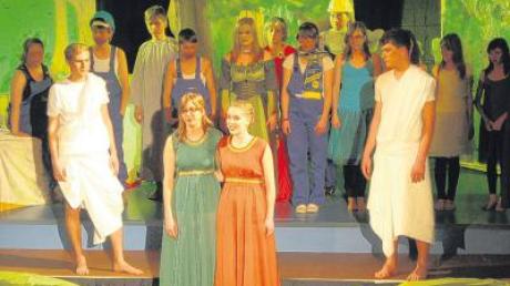 Bereits im Jahr 2010 hatten die Jugendlichen mit den Proben begonnen: Am Wochenende führten sie das Musical „Sommernachtstraum“ zweimal in Ustersbach auf. 