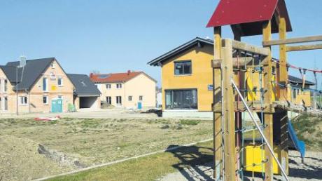 Die Häuser wachsen im Baugebiet „Unterfeld“ in Westendorf in die Höhe. Der Verkauf der Grundstücke sorgt für ein Plus in der Gemeindekasse. Im zweiten Bauabschnitt wurden acht Bauplätze veräußert, sieben sind noch zu haben.  