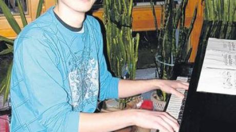 Der 16-jährige Matthias Schweihofer aus Herbertshofen ist laut seiner Musiklehrer ein Ausnahmetalent. Er lernte das Klavierspielen in der Musikschule Biberbach. 