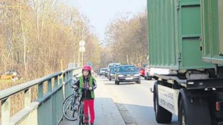An der Lechbrücke im Westen von Thierhaupten sollen die Radfahrer absteigen, denn einen Radweg gibt es nicht.