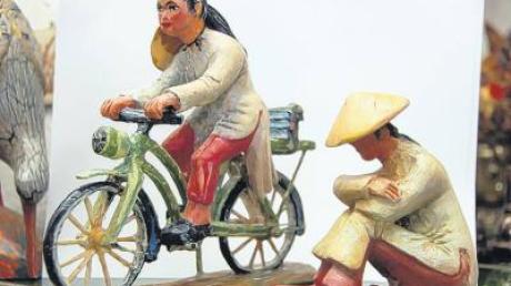 Diese Holzfiguren mit Motiven aus Vietnam schnitzte Wolfgang Klaus erst kürzlich. 