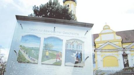 Bunte Biberbacher Geschichte(n) gibt es seit kurzem vor der Wallfahrtskirche zu bewundern. 