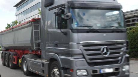 Ein Laster aus Tschechien hat am Mittwochnachmittag rund 200 Liter Diesel auf dem Gelände einer Stahlfirma in Dinkelscherben verloren. 
