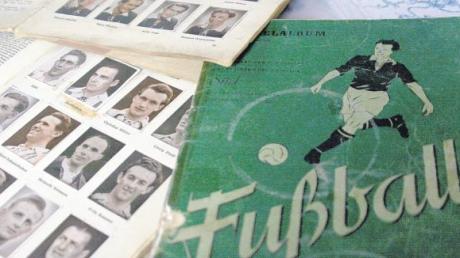 Jedem zeigt Meinrad Engel seine Fußball-Sammelalben der Augsburger Quita-Werke nicht. Früher hat er auch Briefmarken gehortet, mittlerweile malt der 76-Jährige in seiner Freizeit lieber.  Fotos: Sarah Wenger